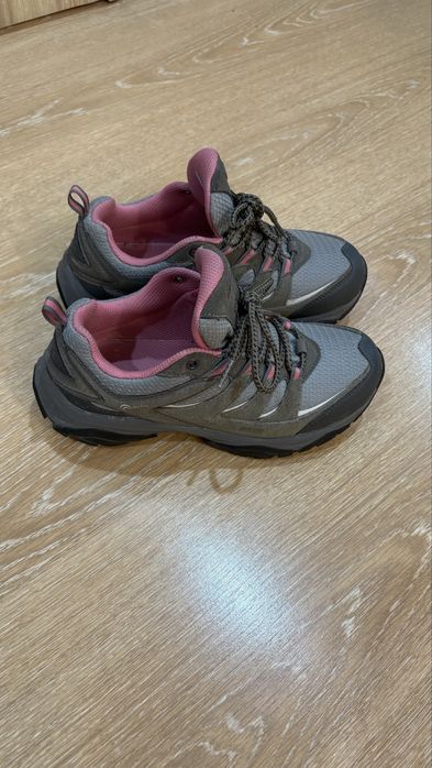 Продам женские кроссовки Outventure.