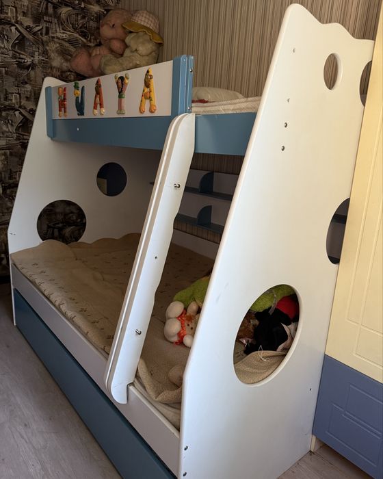 Двухъярусная кровать