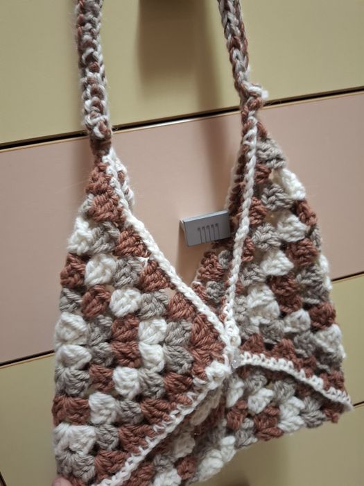 Ръчно направена вълнена чанта.