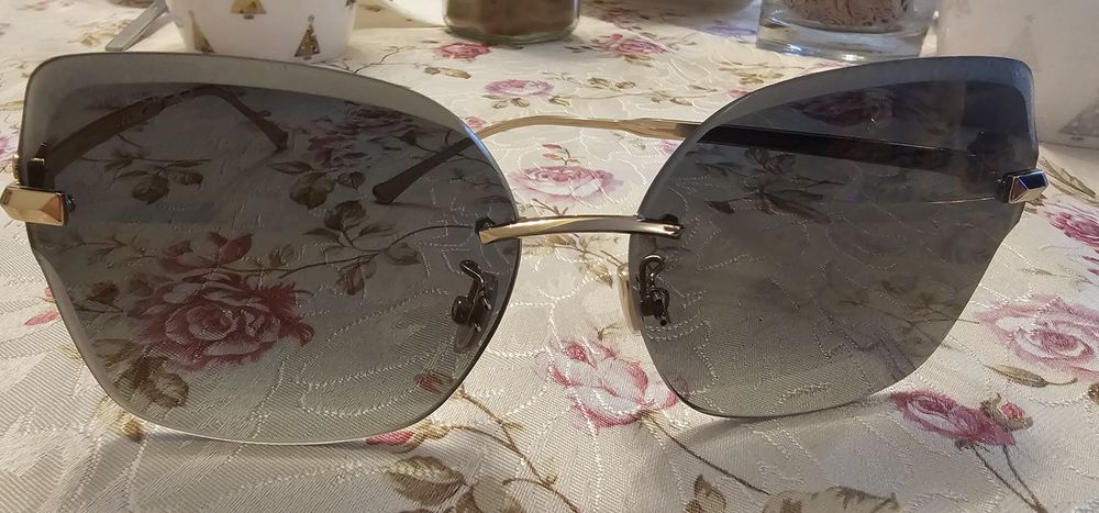 Продавам използвани слънчеви очила Jimmy Choo с чанта и калъф