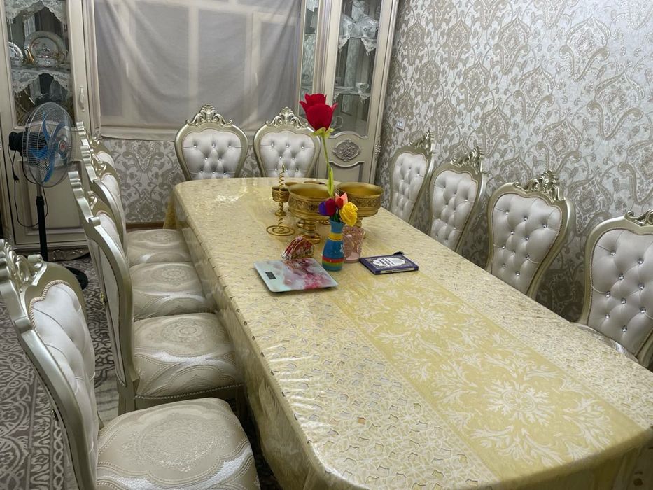 Стол 12 стульев новый из чистого дерево орех.молель коралевсаий.