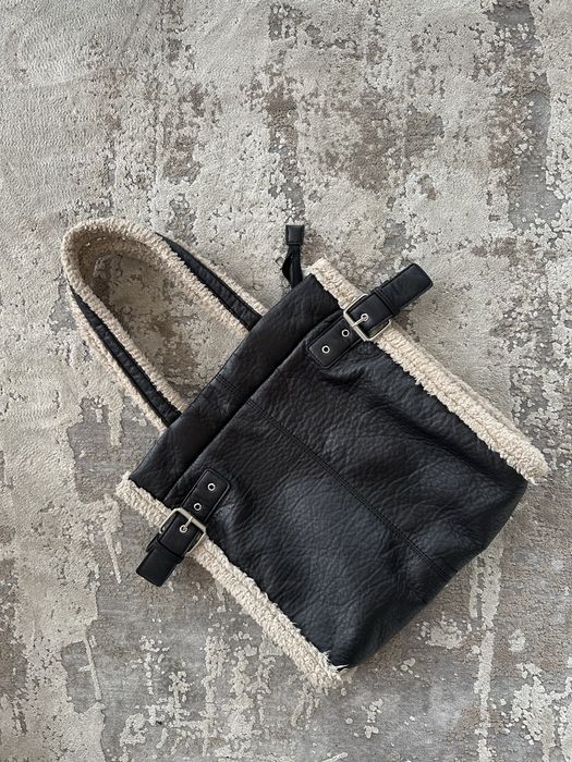 Зимна чанта в черно побира лаптоп