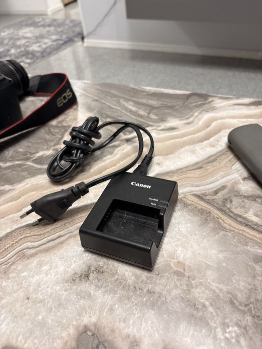 Aparat Foto Canon 1100D + obiectiv Canon EFS 18-55