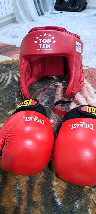 Боксерские перчатки,шлем.лапы.