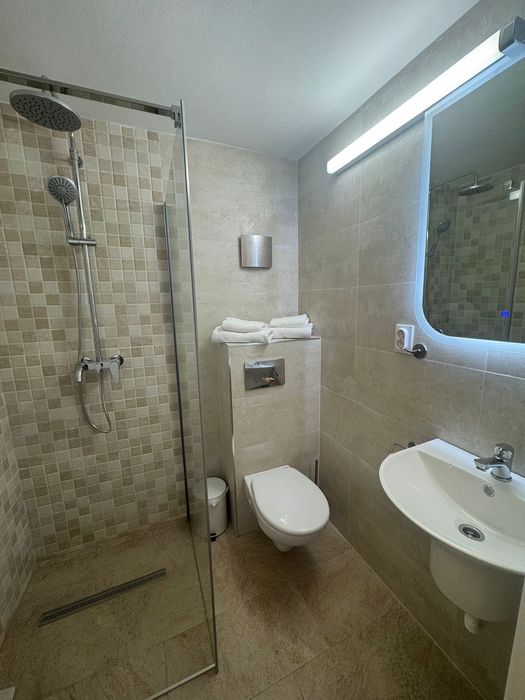 Inchiriez apartament la casa.