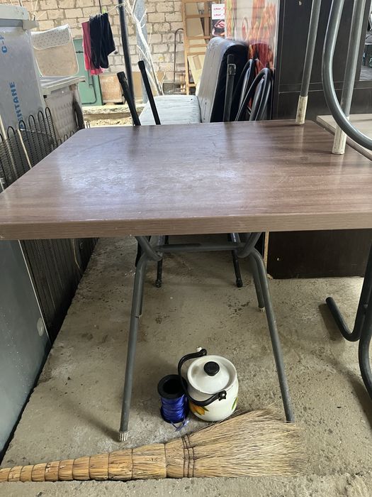 Стол и стулья продается