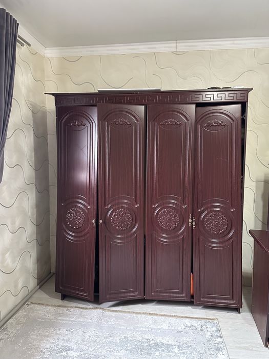 Шкаф и комод с зеркалом