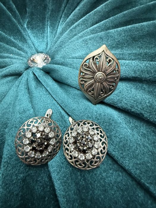 Продам серебро кольцо и серьги