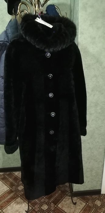 Продам шубу (мутон). Цвет чёрный.