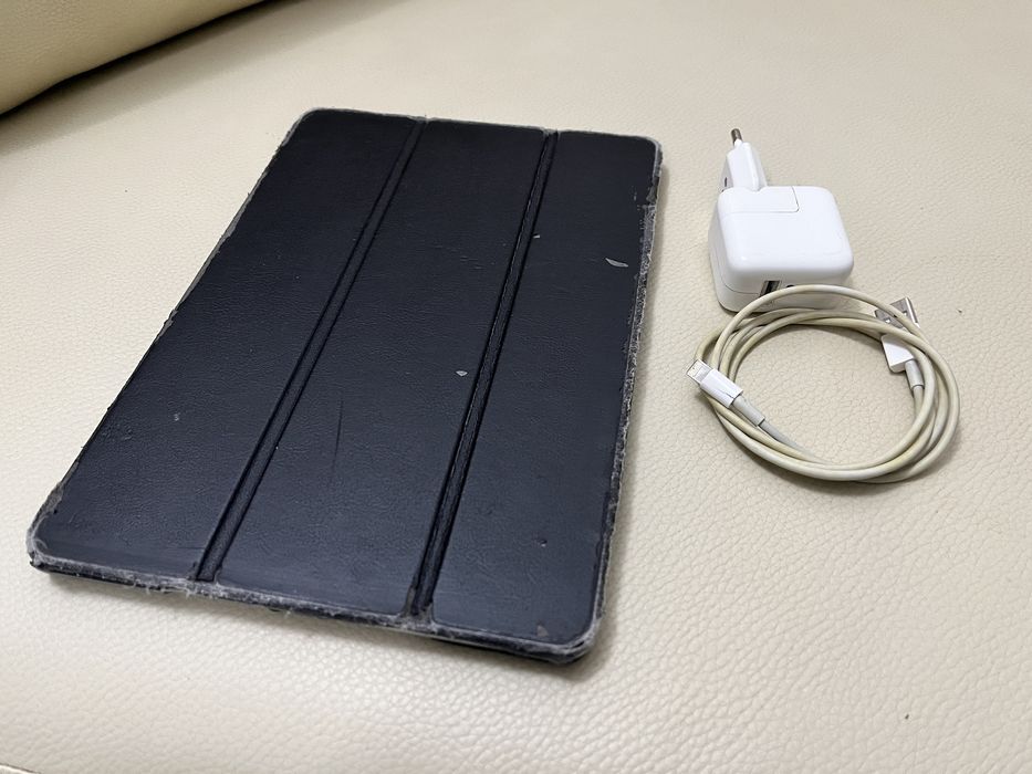 Tableta iPad 2017-2018 (5th Gen) 128GB Wi-Fi + accesorii originale