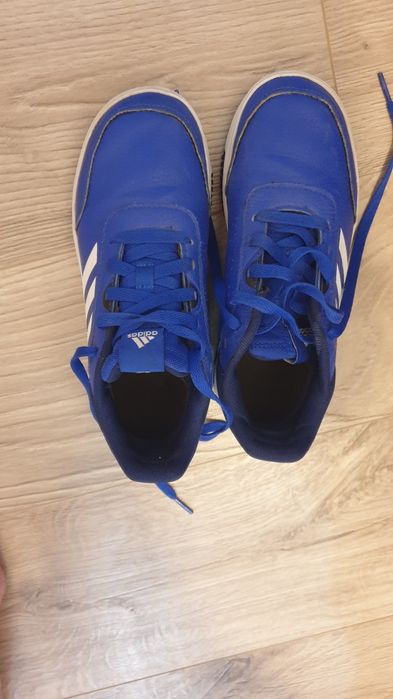 Vând  doua perechi adidasi si sandale nr.36 si 37 . In stare ffff buna