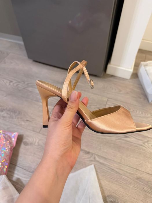 Sandale nude cu toc - mărime 38