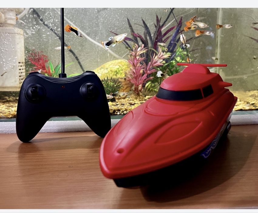 Новая лодка на радиоуправлении.