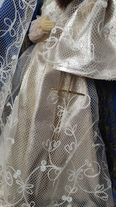 Голяма восъчна фигура на Мадоната и Младенеца в прозрачен овален купол