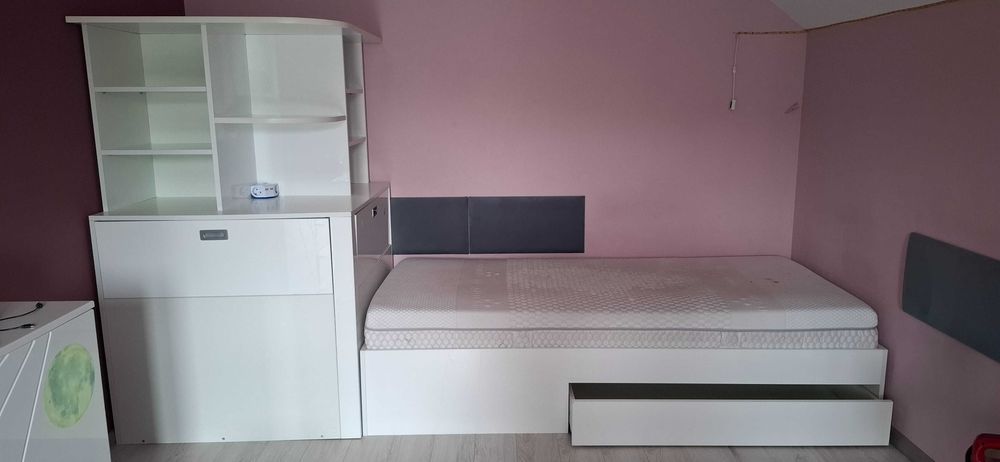 Pat cu lada de lenjerie si biblioteca