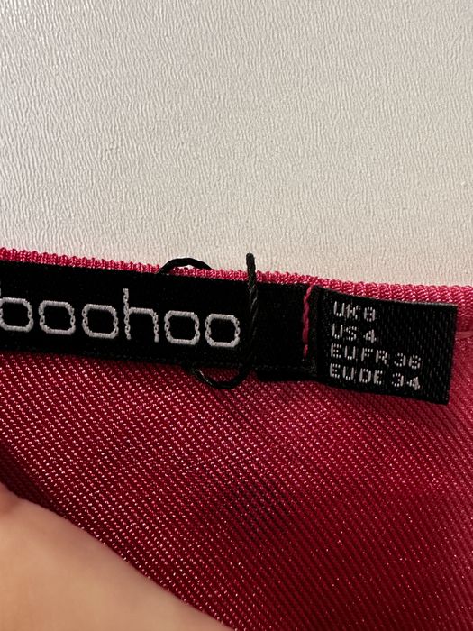 Rochita roz, mulata pe corp, cu o singura maneca