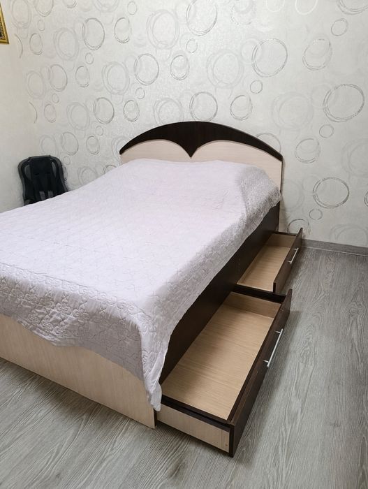 2 прикроватные тумбочки