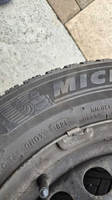 Jante tabla pe 15" cu capace, originale si anvelope de iarna Michelin pentru VW GOLF 7