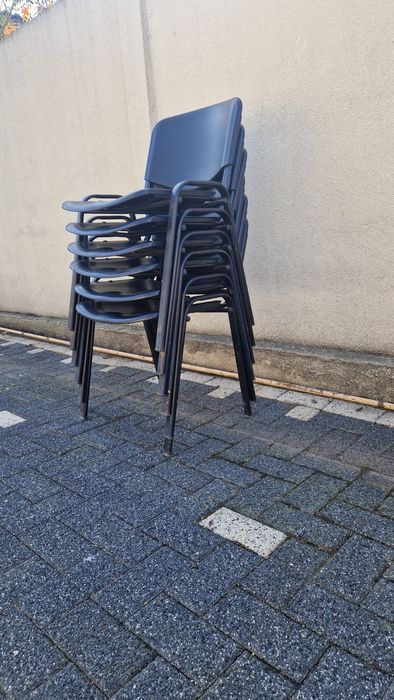 scaune tapitate si scaune cu picioare metalice