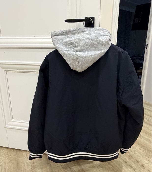 Бомбер WHO.A.U с капюшоном