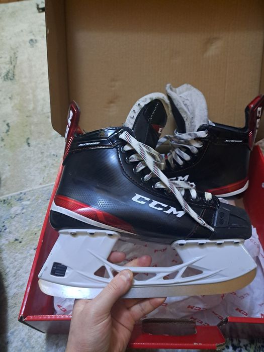 Продам хоккейные коньки CCM