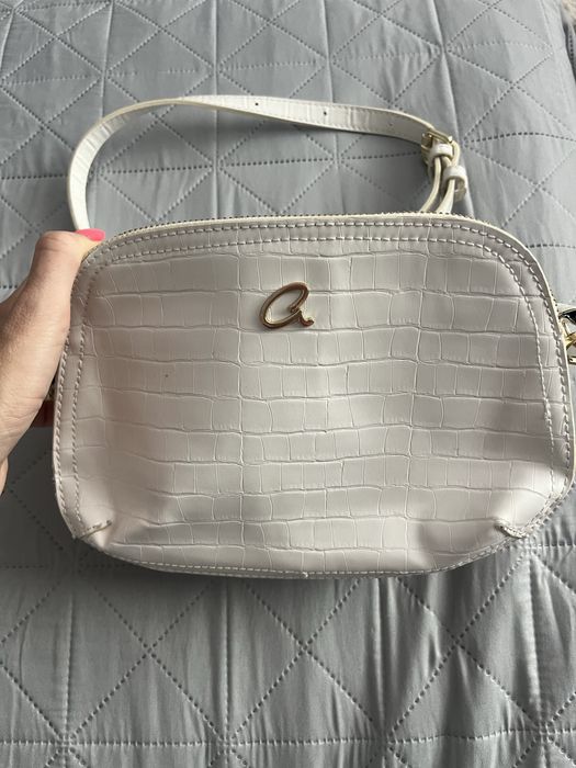 чанта бяла с дръжка axel