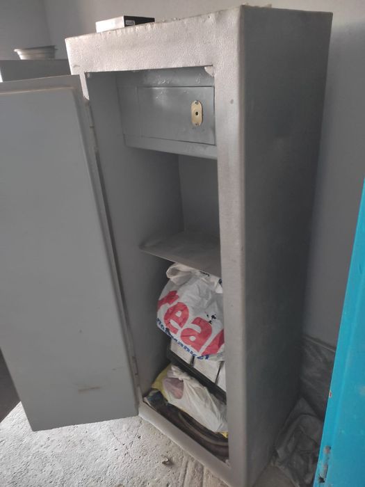 Два больших сейфа