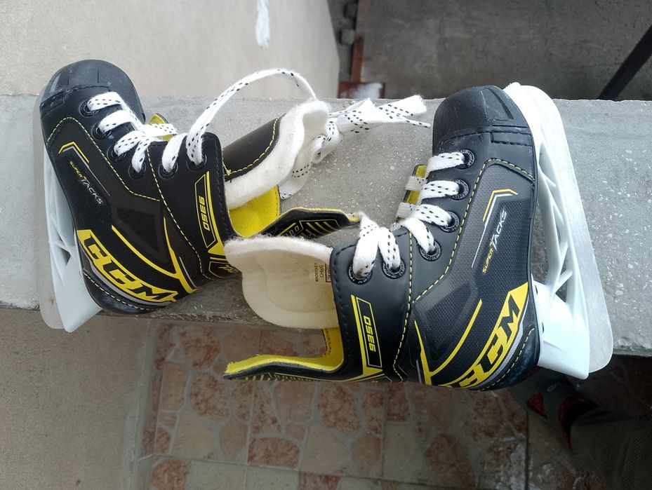 Кънки за хокей CCM 27ми номер