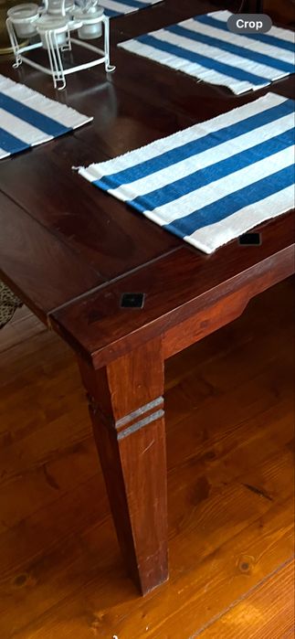 Трапезна маса от масивно дърво