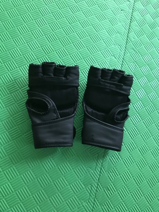 Черни кожени Мма ръкавици IRON IN SIDE