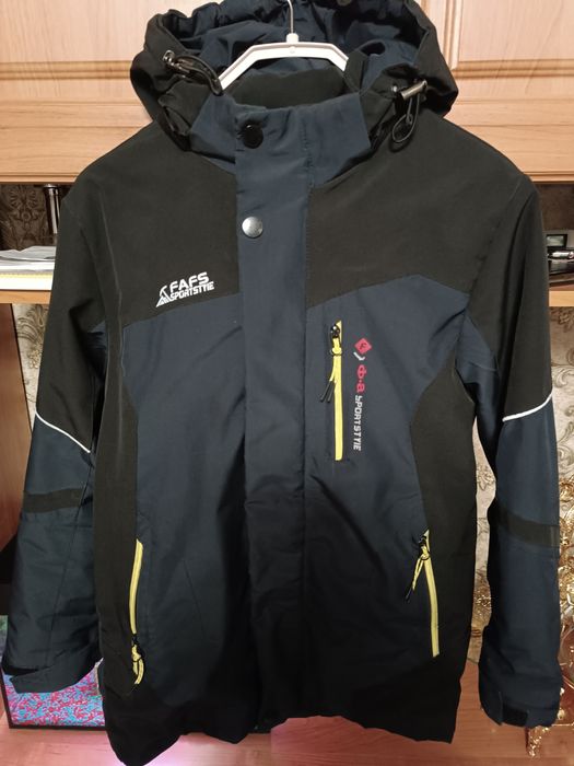 Продам куртку на мальчика