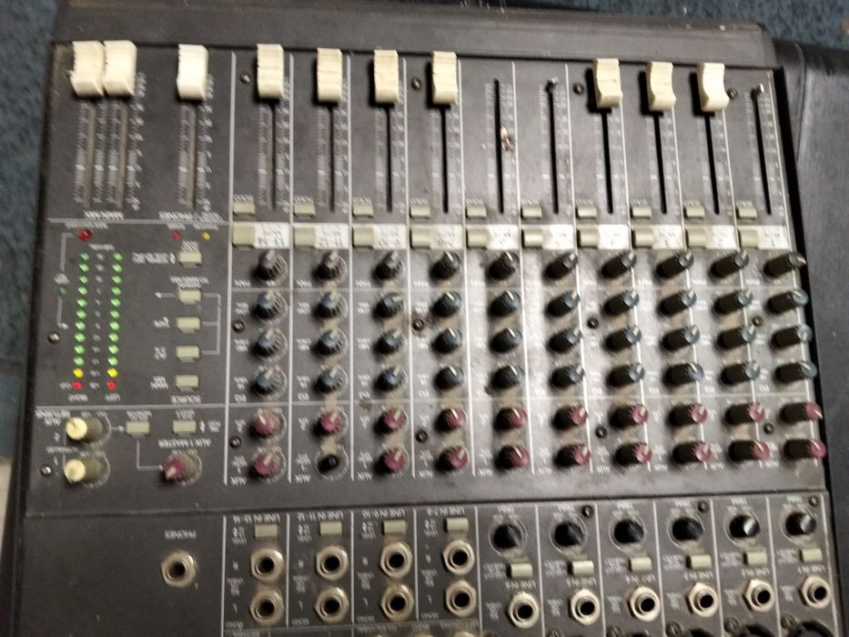 Se vinde mixer cu tot cu boxe in stare bunicica 2 boxe și un mixer bun