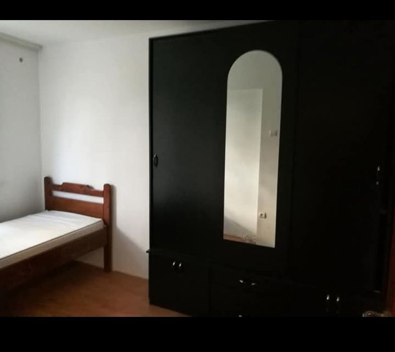 Închiriez apartament 3 camere, str Moldovei,  bl 28, et 3. (cart. Tudor)