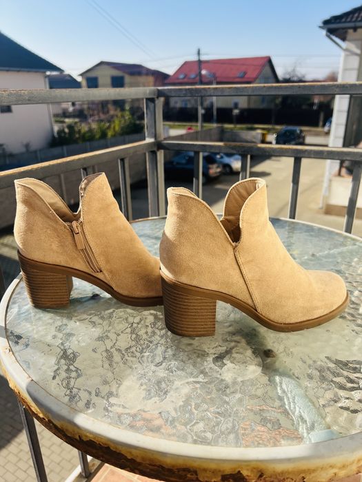 Ghete cu toc, marime 36, culoare crem