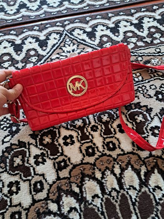 Qizil sumkacha barcha yoshdagi ayollar uchun