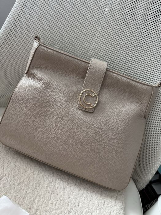 Geanta Coccinelle noua, piele bej, dimensiuni 25x30cm