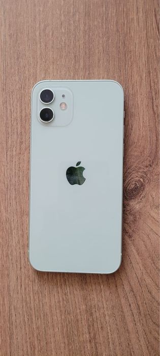 Продавам Iphone 12; 128GB. Състояние на батерията 81%.