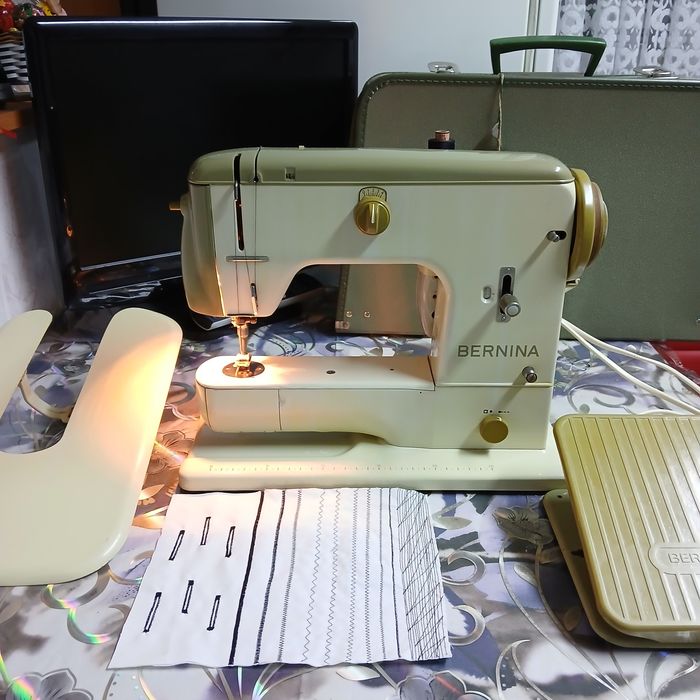Masina de cusut BERNINA model 700  în totalitate din metal