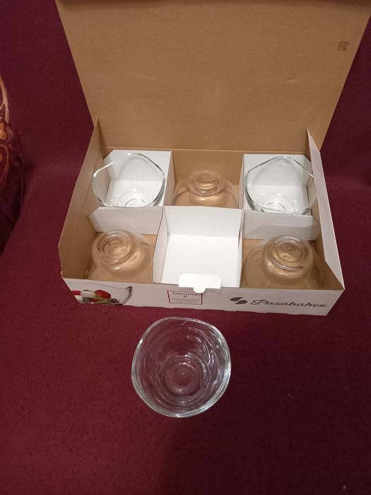 Наборы посуды, салатницы, чашки, тарелки.