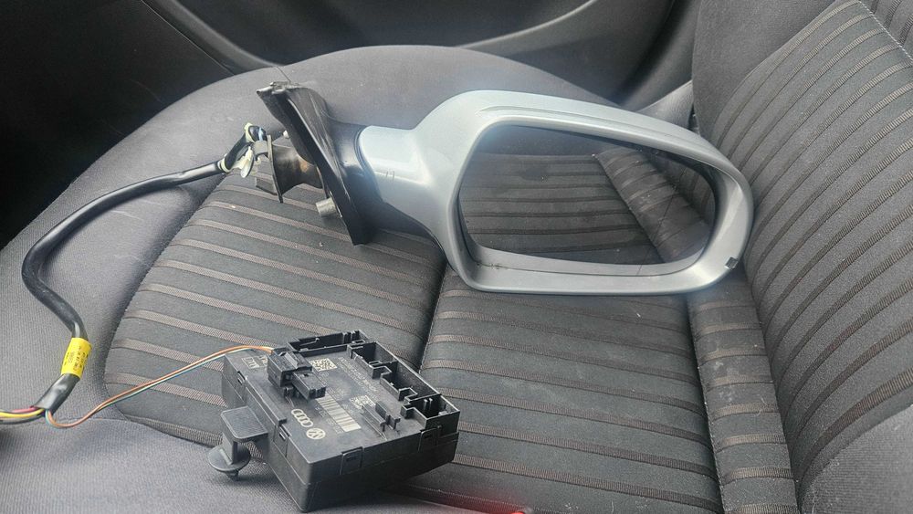 Vând oglinda dreapta  audi a4 b8