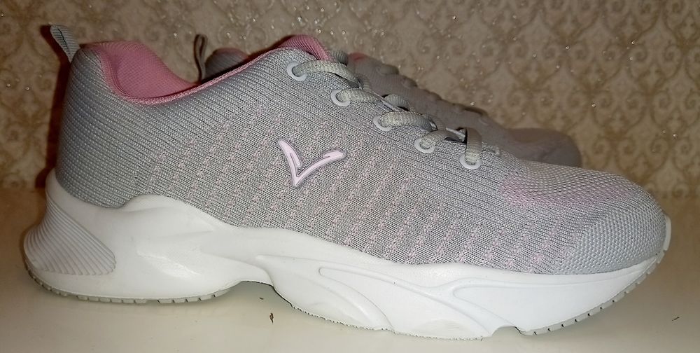 Кроссовки  женские