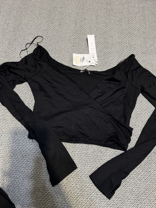 Укороченная кофточка со спущенным плечом