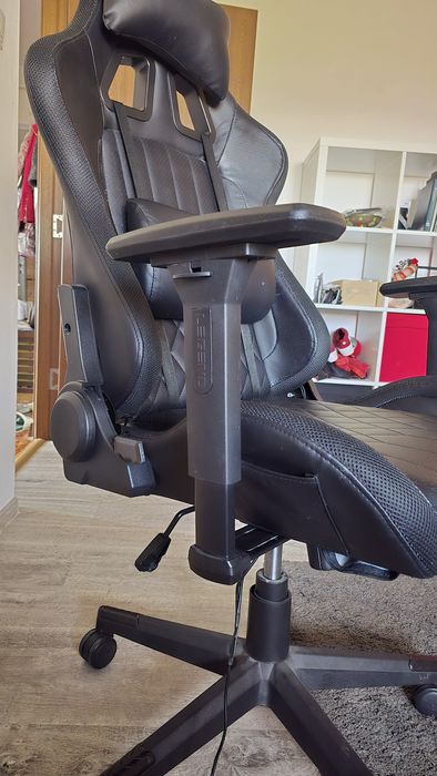 Scaun Gaming Ranum cu LED, Negru