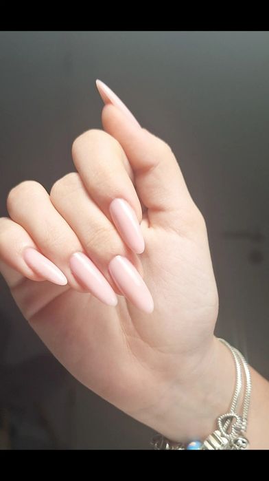 Realizez manichiură cu gel  si semi
Ofer manichiură profesiona