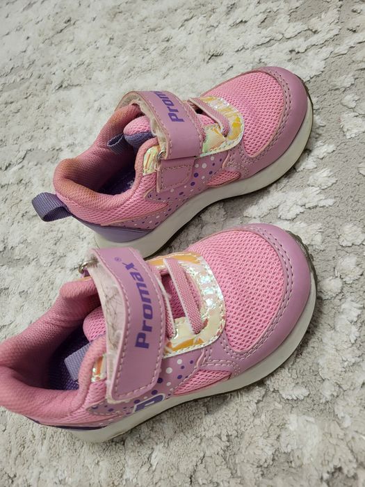 Продам детские кроссовки