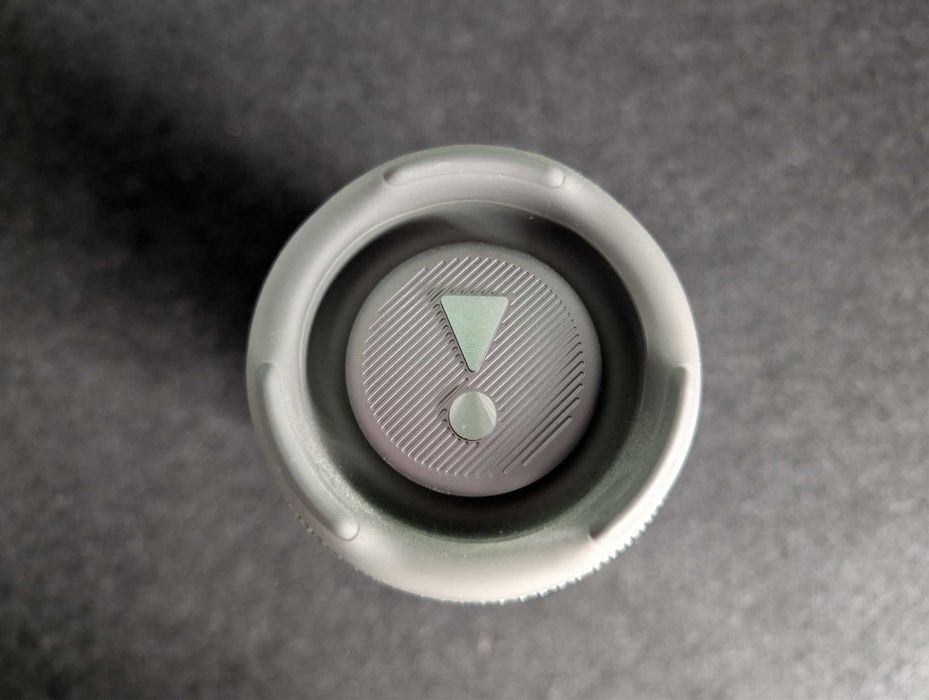 Продавам JBL Charge 5