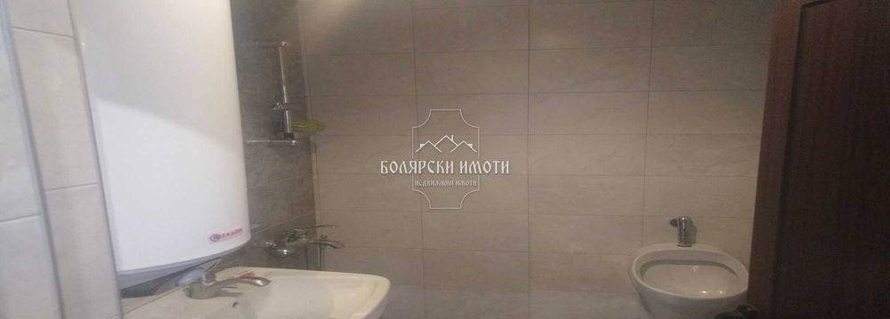 Самостоятелни стаи от голям апартамент под Полицията
