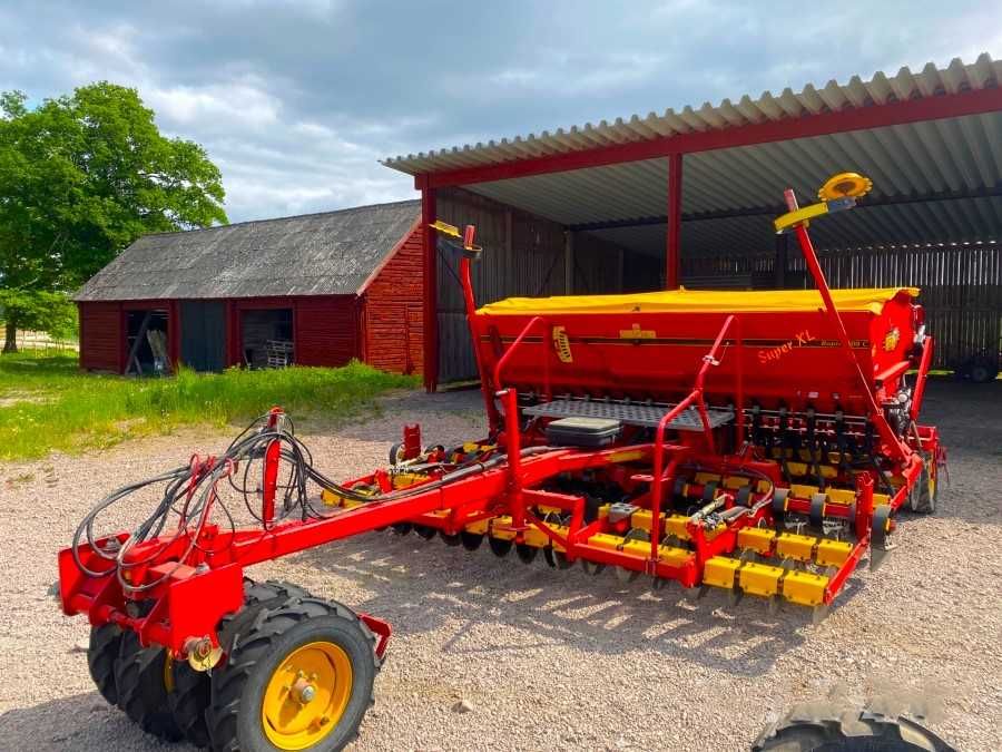 Semanatoare Vaderstad 400 C Plus cu Pregatire pe Discuri + Fertilizare + Distribuitor Seminte Mici an 2016 Kuhn Amazone Fendt John Deere New Holland