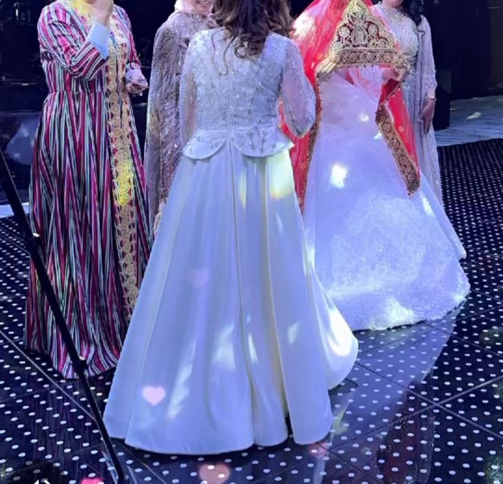 Прокат Вечернее платье  из гипюра + атлас( айвори цвета)