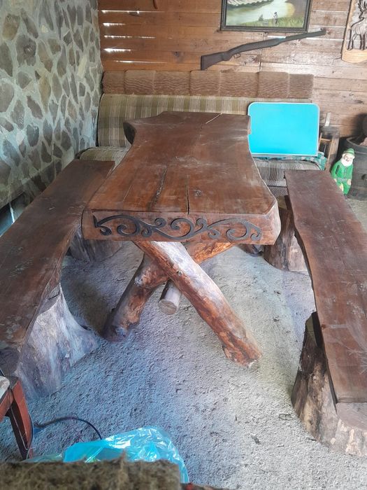 Masă rustică din lemn de nuc